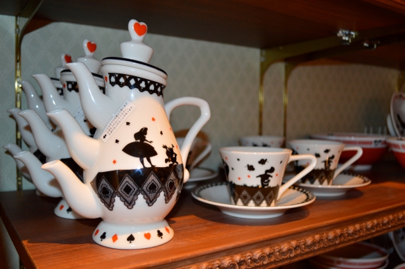 Alice in Wonderland Crazy Teapot: 4,090yen Alice in Wonderland Tea Cup and Saucer set: 1,540yen 